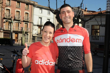 El Paseo de Lodosa se convirtió, la tarde del sábado 13 de abril, en un gimnasio al aire libre para acoger la sexta edición del Maratón de Spinning. Vecinos y visitantes se subieron a las bicicletas estáticas para disfrutar de una jornada que mezcló deporte y fiesta y que estuvo organizada por el Club Ciclista Lodosa.