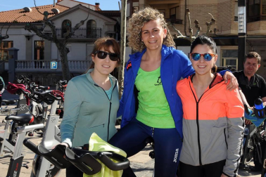 El Paseo de Lodosa se convirtió, la tarde del sábado 13 de abril, en un gimnasio al aire libre para acoger la sexta edición del Maratón de Spinning. Vecinos y visitantes se subieron a las bicicletas estáticas para disfrutar de una jornada que mezcló deporte y fiesta y que estuvo organizada por el Club Ciclista Lodosa.