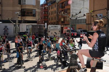 El Paseo de Lodosa se convirtió, la tarde del sábado 13 de abril, en un gimnasio al aire libre para acoger la sexta edición del Maratón de Spinning. Vecinos y visitantes se subieron a las bicicletas estáticas para disfrutar de una jornada que mezcló deporte y fiesta y que estuvo organizada por el Club Ciclista Lodosa.