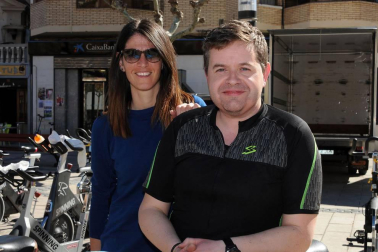 El Paseo de Lodosa se convirtió, la tarde del sábado 13 de abril, en un gimnasio al aire libre para acoger la sexta edición del Maratón de Spinning. Vecinos y visitantes se subieron a las bicicletas estáticas para disfrutar de una jornada que mezcló deporte y fiesta y que estuvo organizada por el Club Ciclista Lodosa.