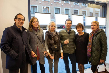 Una nueva marca inmobiliaria aterrizó el viernes 11 de abril en la calle Tafalla de Pamplona. Al evento de inauguración de Vissta acudieron familiares, amigos y conocidos, que brindaron por el futuro de esta empresa, que ofrece a sus clientes una gestión integral alrededor de la venta y alquiler de bienes inmuebles.