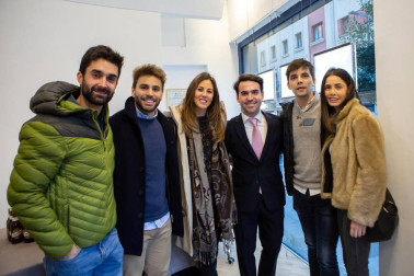 Una nueva marca inmobiliaria aterrizó el viernes 11 de abril en la calle Tafalla de Pamplona. Al evento de inauguración de Vissta acudieron familiares, amigos y conocidos, que brindaron por el futuro de esta empresa, que ofrece a sus clientes una gestión integral alrededor de la venta y alquiler de bienes inmuebles.