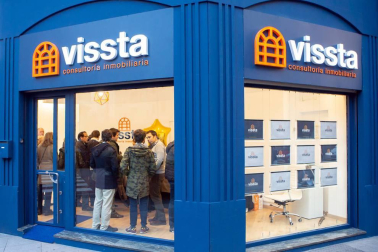 Una nueva marca inmobiliaria aterrizó el viernes 11 de abril en la calle Tafalla de Pamplona. Al evento de inauguración de Vissta acudieron familiares, amigos y conocidos, que brindaron por el futuro de esta empresa, que ofrece a sus clientes una gestión integral alrededor de la venta y alquiler de bienes inmuebles.
