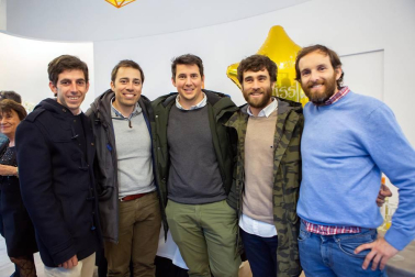 Una nueva marca inmobiliaria aterrizó el viernes 11 de abril en la calle Tafalla de Pamplona. Al evento de inauguración de Vissta acudieron familiares, amigos y conocidos, que brindaron por el futuro de esta empresa, que ofrece a sus clientes una gestión integral alrededor de la venta y alquiler de bienes inmuebles.