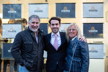 Una nueva marca inmobiliaria aterrizó el viernes 11 de abril en la calle Tafalla de Pamplona. Al evento de inauguración de Vissta acudieron familiares, amigos y conocidos, que brindaron por el futuro de esta empresa, que ofrece a sus clientes una gestión integral alrededor de la venta y alquiler de bienes inmuebles.