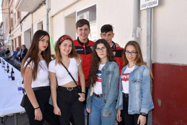 El 12 y 13 de abril, Castejón celebró sus fiestas de la juventud. Uno de los actos más concurridos fue la paellada popular organizada en la confluencia de plaza de España y calle Merindades. Además, durante estas fiestas, se presentaron los cuatro cabezudos de la comparsa local restaurados por Rubén Platero.
