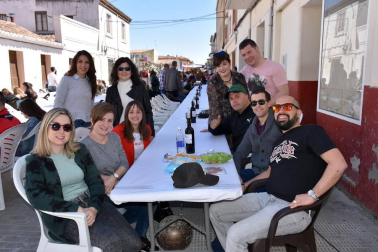 El 12 y 13 de abril, Castejón celebró sus fiestas de la juventud. Uno de los actos más concurridos fue la paellada popular organizada en la confluencia de plaza de España y calle Merindades. Además, durante estas fiestas, se presentaron los cuatro cabezudos de la comparsa local restaurados por Rubén Platero.