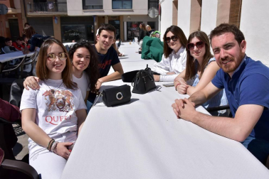 El 12 y 13 de abril, Castejón celebró sus fiestas de la juventud. Uno de los actos más concurridos fue la paellada popular organizada en la confluencia de plaza de España y calle Merindades. Además, durante estas fiestas, se presentaron los cuatro cabezudos de la comparsa local restaurados por Rubén Platero.