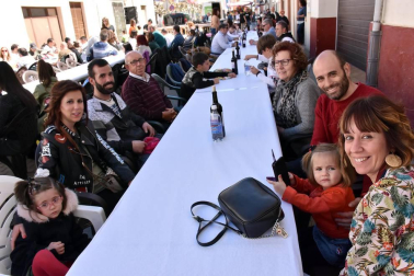 El 12 y 13 de abril, Castejón celebró sus fiestas de la juventud. Uno de los actos más concurridos fue la paellada popular organizada en la confluencia de plaza de España y calle Merindades. Además, durante estas fiestas, se presentaron los cuatro cabezudos de la comparsa local restaurados por Rubén Platero.