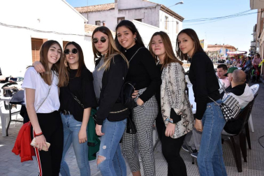 El 12 y 13 de abril, Castejón celebró sus fiestas de la juventud. Uno de los actos más concurridos fue la paellada popular organizada en la confluencia de plaza de España y calle Merindades. Además, durante estas fiestas, se presentaron los cuatro cabezudos de la comparsa local restaurados por Rubén Platero.
