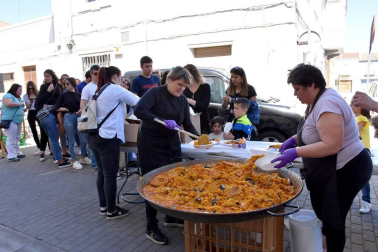 El 12 y 13 de abril, Castejón celebró sus fiestas de la juventud. Uno de los actos más concurridos fue la paellada popular organizada en la confluencia de plaza de España y calle Merindades. Además, durante estas fiestas, se presentaron los cuatro cabezudos de la comparsa local restaurados por Rubén Platero.