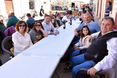 El 12 y 13 de abril, Castejón celebró sus fiestas de la juventud. Uno de los actos más concurridos fue la paellada popular organizada en la confluencia de plaza de España y calle Merindades. Además, durante estas fiestas, se presentaron los cuatro cabezudos de la comparsa local restaurados por Rubén Platero.