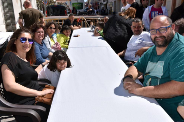 El 12 y 13 de abril, Castejón celebró sus fiestas de la juventud. Uno de los actos más concurridos fue la paellada popular organizada en la confluencia de plaza de España y calle Merindades. Además, durante estas fiestas, se presentaron los cuatro cabezudos de la comparsa local restaurados por Rubén Platero.