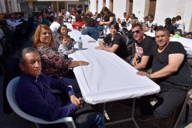 El 12 y 13 de abril, Castejón celebró sus fiestas de la juventud. Uno de los actos más concurridos fue la paellada popular organizada en la confluencia de plaza de España y calle Merindades. Además, durante estas fiestas, se presentaron los cuatro cabezudos de la comparsa local restaurados por Rubén Platero.