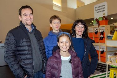 Más de 8.000 personas han pasado este año por la tercer edición de la feria Expofamily, que reunió en Baluarte a alrededor de 50 empresas locales y nacionales relacionadas con el universo de la familia. El evento, que se celebró del 12 al 14 de abril en Baluarte, estuvo acompañado por un intenso programa de actividades como talleres, charlas, actividades, mesas redondas, espectáculos, hinchables o rincón solidario.