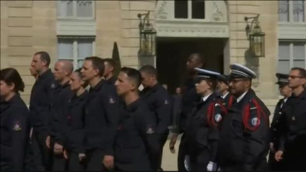 Los bomberos que salvaron Notre Dame, homenajeados en el Elíseo