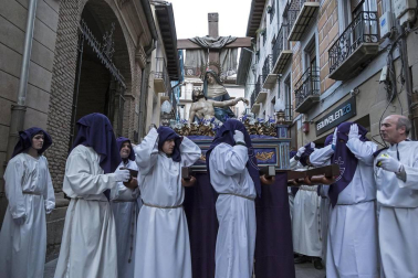 Imágenes de la procesión de Viernes Santo en Estella.