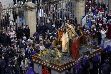 Los 12 pasos que componen la procesión han desfilado por las calles del Casco Antiguo de la capital foral.