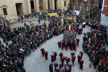Los 12 pasos que componen la procesión han desfilado por las calles del Casco Antiguo de la capital foral.