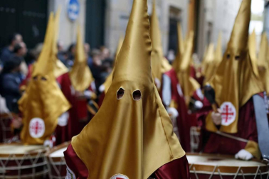 Apenas unas gotas de lluvia no consiguieron “apagar” la celebración del Jueves Santo en la plaza de Santa Mª la Real