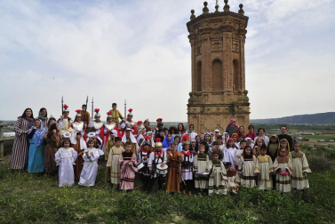 Las calles de Peralta acogieron por cuarta vez la representación de la Pasión de Cristo, protagonizada por los niños de la localidad.