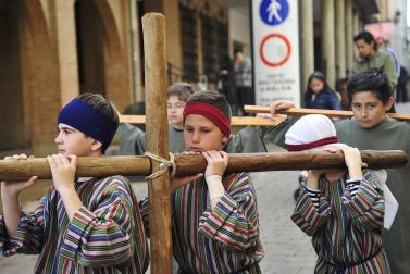 Las calles de Peralta acogieron por cuarta vez la representación de la Pasión de Cristo, protagonizada por los niños de la localidad.