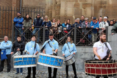 Sexta edición de la 'Rompida de la Hora' de Tudela en la que decenas de personas han hecho sonar sus tambores y bombos desde las 12:00 del mediodía en la plaza Vieja de Tudela.