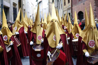 Apenas unas gotas de lluvia no consiguieron “apagar” la celebración del Jueves Santo en la plaza de Santa Mª la Real