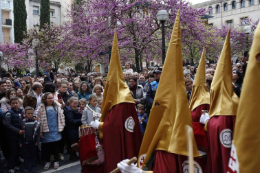 Apenas unas gotas de lluvia no consiguieron “apagar” la celebración del Jueves Santo en la plaza de Santa Mª la Real