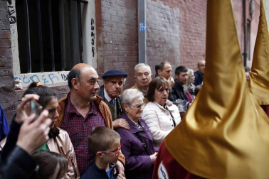 Apenas unas gotas de lluvia no consiguieron “apagar” la celebración del Jueves Santo en la plaza de Santa Mª la Real