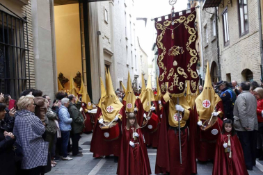 Apenas unas gotas de lluvia no consiguieron “apagar” la celebración del Jueves Santo en la plaza de Santa Mª la Real
