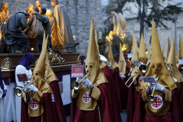 Apenas unas gotas de lluvia no consiguieron “apagar” la celebración del Jueves Santo en la plaza de Santa Mª la Real