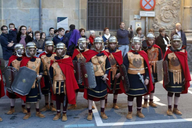 Apenas unas gotas de lluvia no consiguieron “apagar” la celebración del Jueves Santo en la plaza de Santa Mª la Real