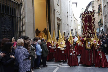 Apenas unas gotas de lluvia no consiguieron “apagar” la celebración del Jueves Santo en la plaza de Santa Mª la Real
