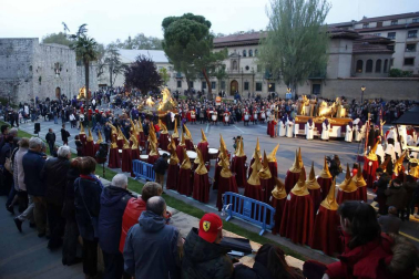 Apenas unas gotas de lluvia no consiguieron “apagar” la celebración del Jueves Santo en la plaza de Santa Mª la Real