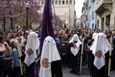 Apenas unas gotas de lluvia no consiguieron “apagar” la celebración del Jueves Santo en la plaza de Santa Mª la Real