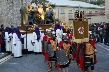 Apenas unas gotas de lluvia no consiguieron “apagar” la celebración del Jueves Santo en la plaza de Santa Mª la Real