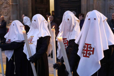 Apenas unas gotas de lluvia no consiguieron “apagar” la celebración del Jueves Santo en la plaza de Santa Mª la Real