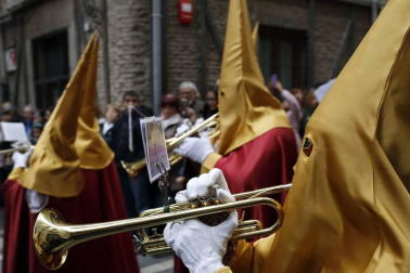Apenas unas gotas de lluvia no consiguieron “apagar” la celebración del Jueves Santo en la plaza de Santa Mª la Real