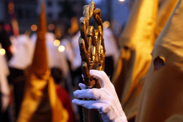 Apenas unas gotas de lluvia no consiguieron “apagar” la celebración del Jueves Santo en la plaza de Santa Mª la Real