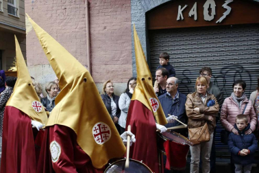 Apenas unas gotas de lluvia no consiguieron “apagar” la celebración del Jueves Santo en la plaza de Santa Mª la Real