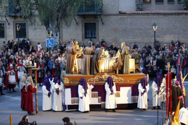 Apenas unas gotas de lluvia no consiguieron “apagar” la celebración del Jueves Santo en la plaza de Santa Mª la Real