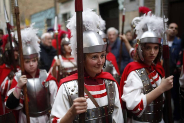 Apenas unas gotas de lluvia no consiguieron “apagar” la celebración del Jueves Santo en la plaza de Santa Mª la Real
