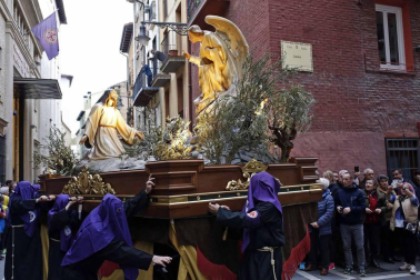 Apenas unas gotas de lluvia no consiguieron “apagar” la celebración del Jueves Santo en la plaza de Santa Mª la Real