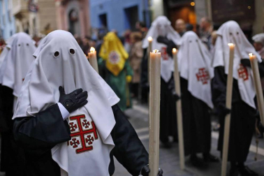 Apenas unas gotas de lluvia no consiguieron “apagar” la celebración del Jueves Santo en la plaza de Santa Mª la Real