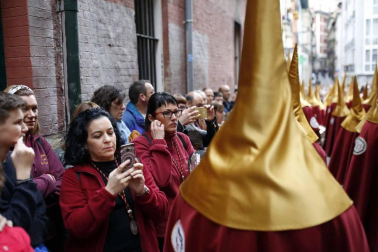 Apenas unas gotas de lluvia no consiguieron “apagar” la celebración del Jueves Santo en la plaza de Santa Mª la Real