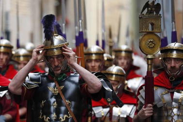 Apenas unas gotas de lluvia no consiguieron “apagar” la celebración del Jueves Santo en la plaza de Santa Mª la Real