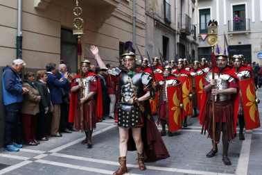 Apenas unas gotas de lluvia no consiguieron “apagar” la celebración del Jueves Santo en la plaza de Santa Mª la Real