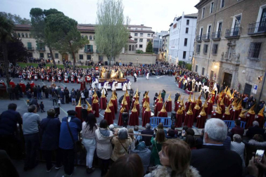 Apenas unas gotas de lluvia no consiguieron “apagar” la celebración del Jueves Santo en la plaza de Santa Mª la Real