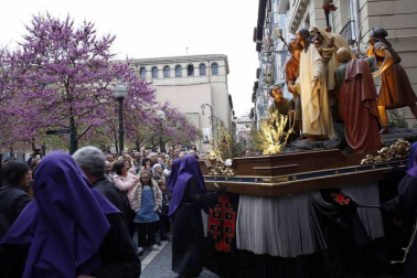 Apenas unas gotas de lluvia no consiguieron “apagar” la celebración del Jueves Santo en la plaza de Santa Mª la Real